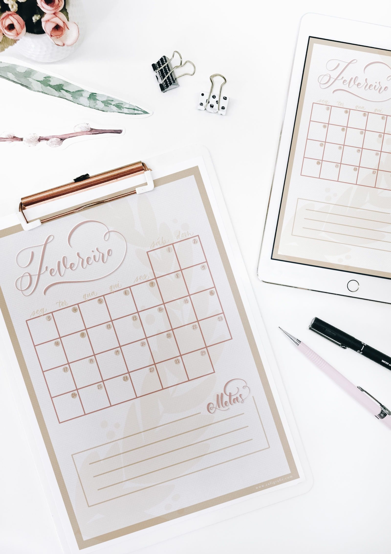 Mesa com planner do caligrafiz impresso em prancheta e digital no iPad