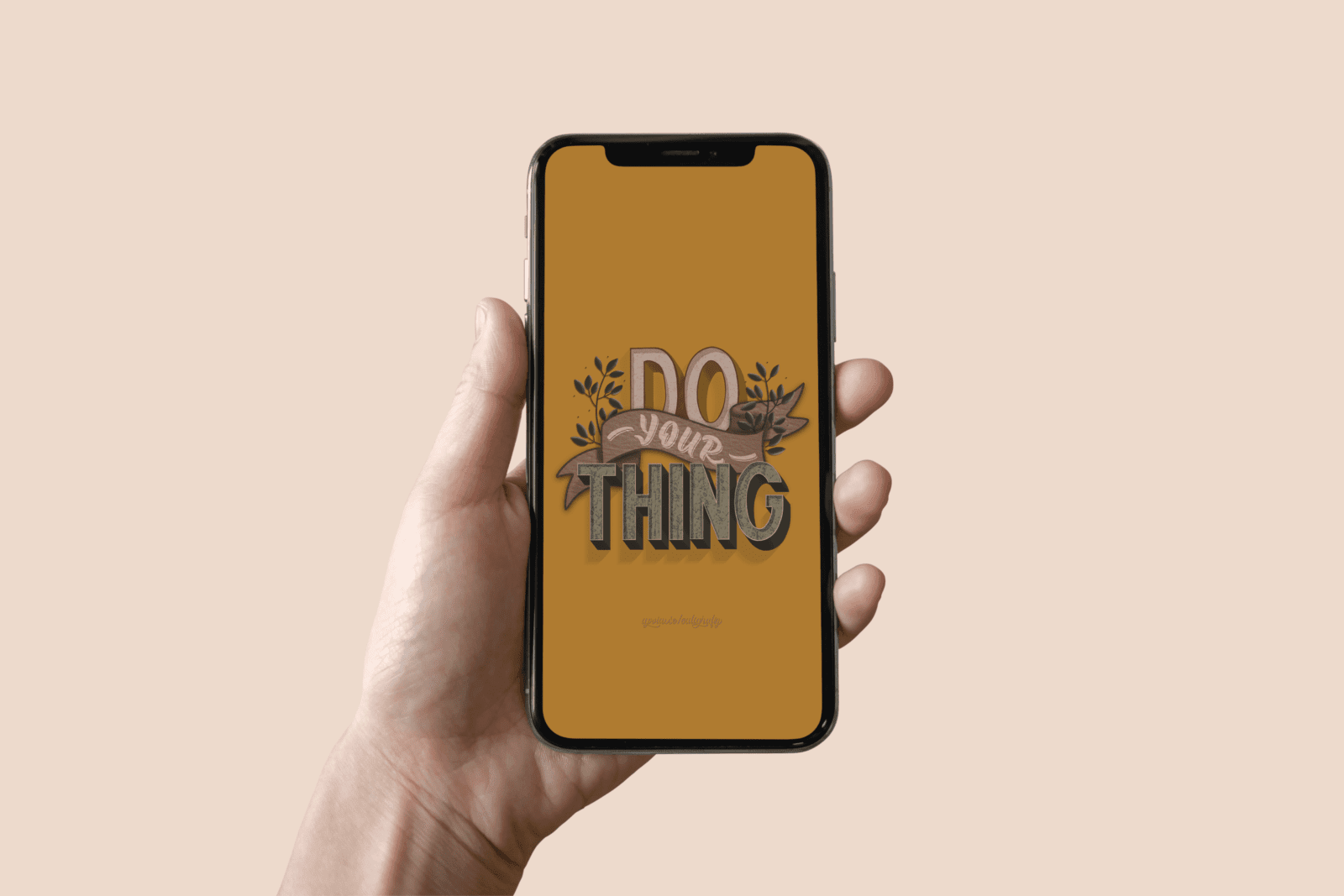 Imagem de um celular com a frase Do your thing em Hand lettering com folhagem e banner